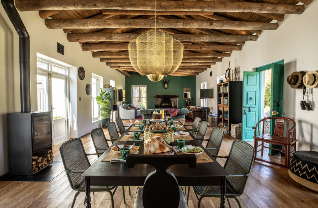 dINING ROOM AT iNDIA HOUSE, dRAKENSKLOOF